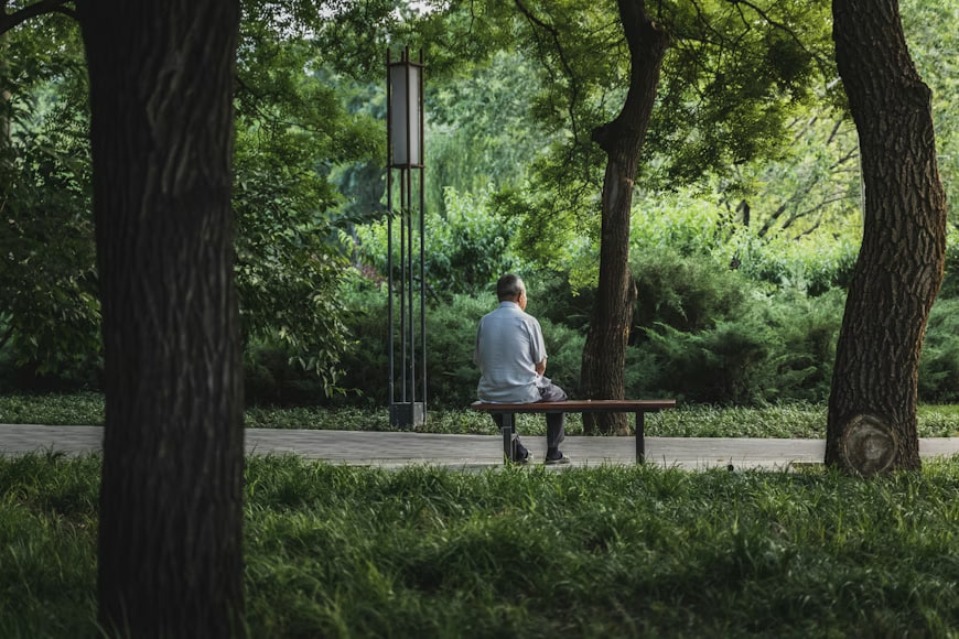 Adulto ativo em ambiente natural, com estilo de vida saudável